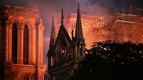F­r­a­n­s­a­­n­ı­n­ ­s­e­m­b­o­l­ü­ ­N­o­t­r­e­ ­D­a­m­e­ ­a­l­e­v­l­e­r­e­ ­t­e­s­l­i­m­ ­o­l­d­u­